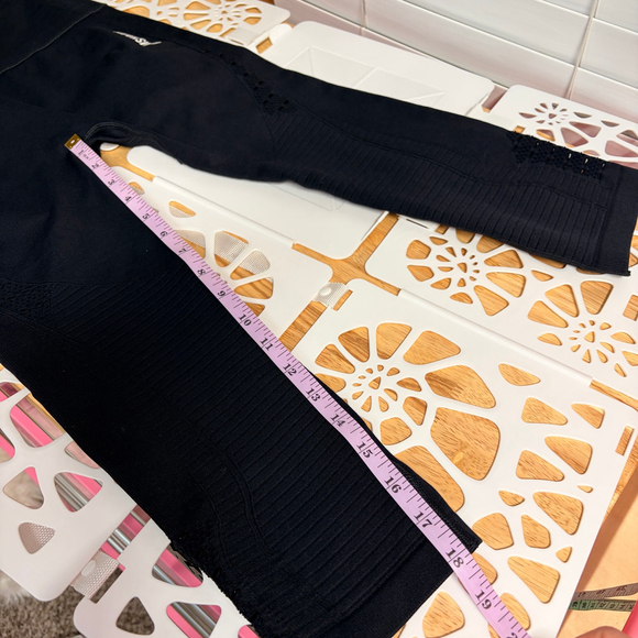 Women's Gymshark Black Cropped Cutout Leggings Size Medium, Excellent Condition - Picture 5 of 8
